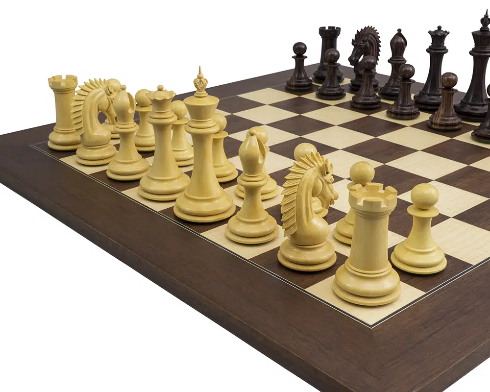 Angle dynamique du jeu d'échecs Sheffield Knight avec pièces blanches visibles