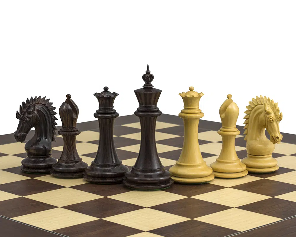 Pièces reines et rois du jeu d'échecs Sheffield Knight sur le plateau