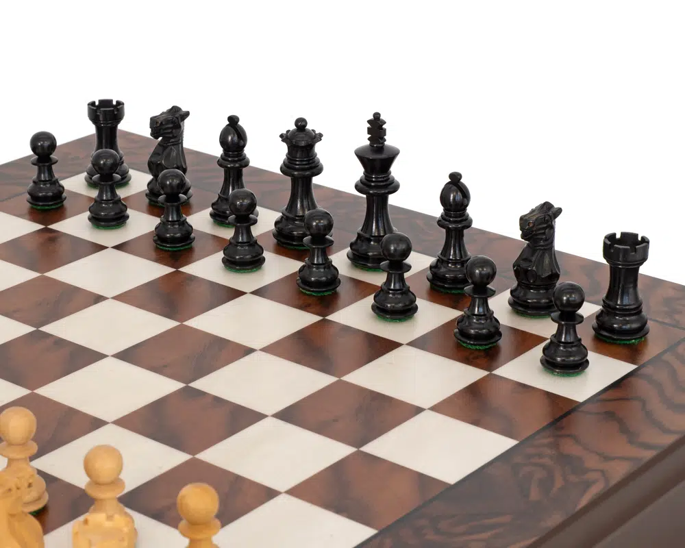 Détails des pièces noires du jeu d'échecs Kingsclere à l'arrière-plan