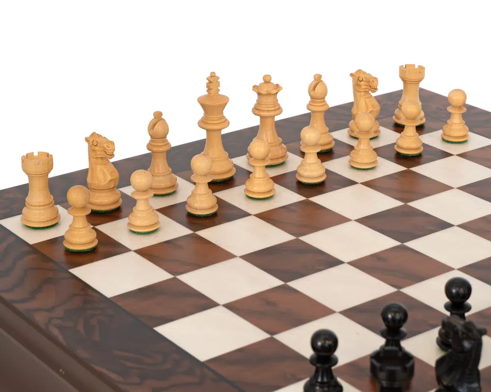 Détails des pièces blanches du jeu d'échecs Kingsclere jouant une partie