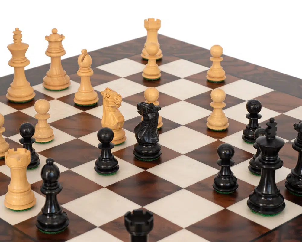 Gros plan sur les pièces du jeu d'échecs Kingsclere en pleine action