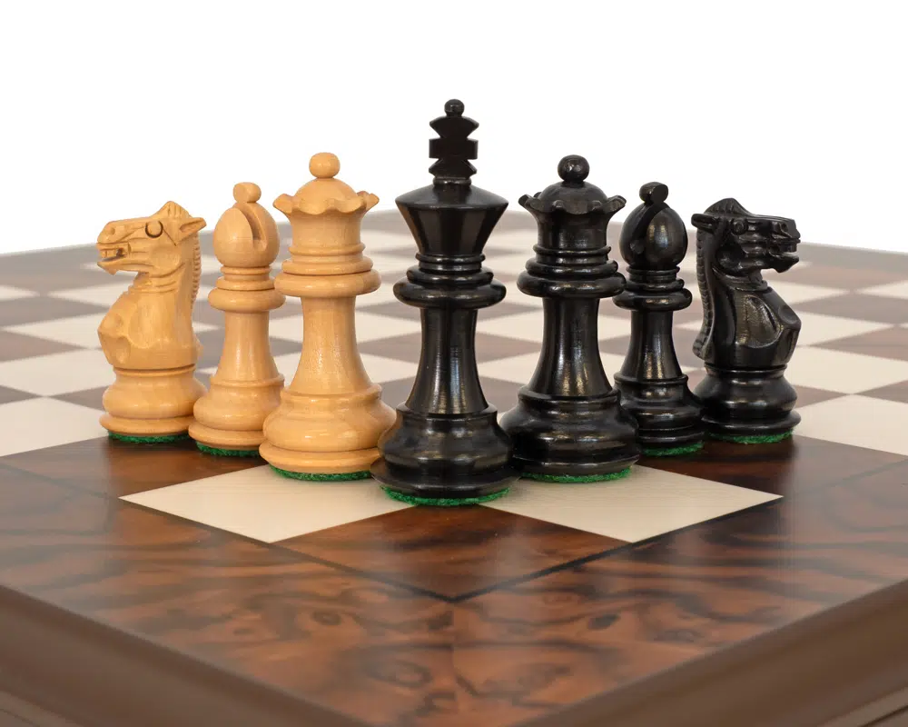 Gros plan sur les pièces majeures du jeu d'échecs Kingsclere