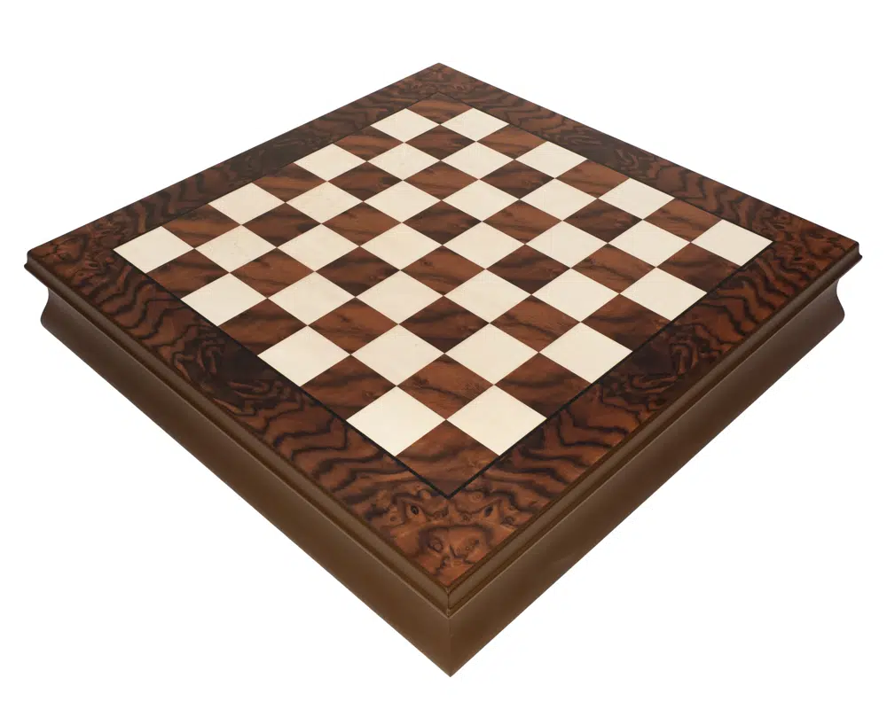 Plateau de jeu d'échecs Kingsclere en bois fini élégant et soigné