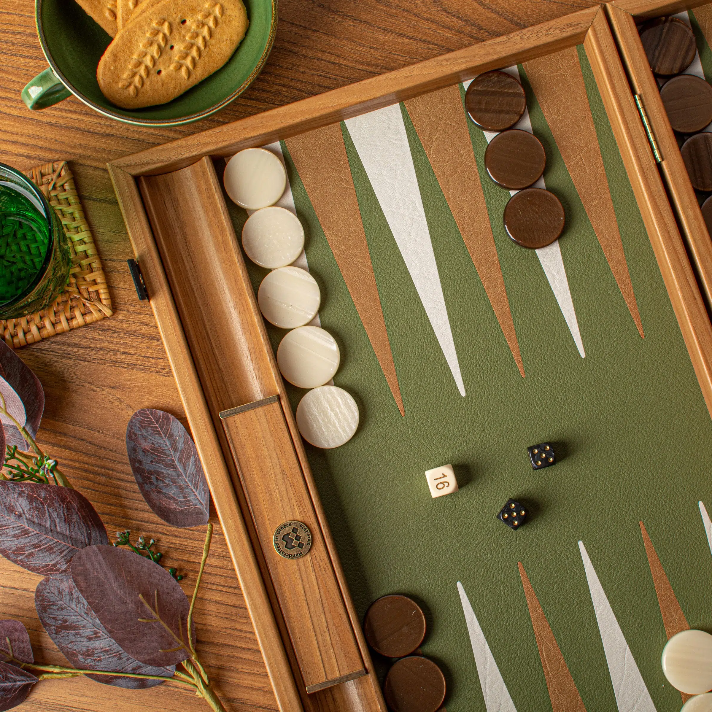 Ambiance chaleureuse autour du plateau de backgammon avec biscuits et accessoires