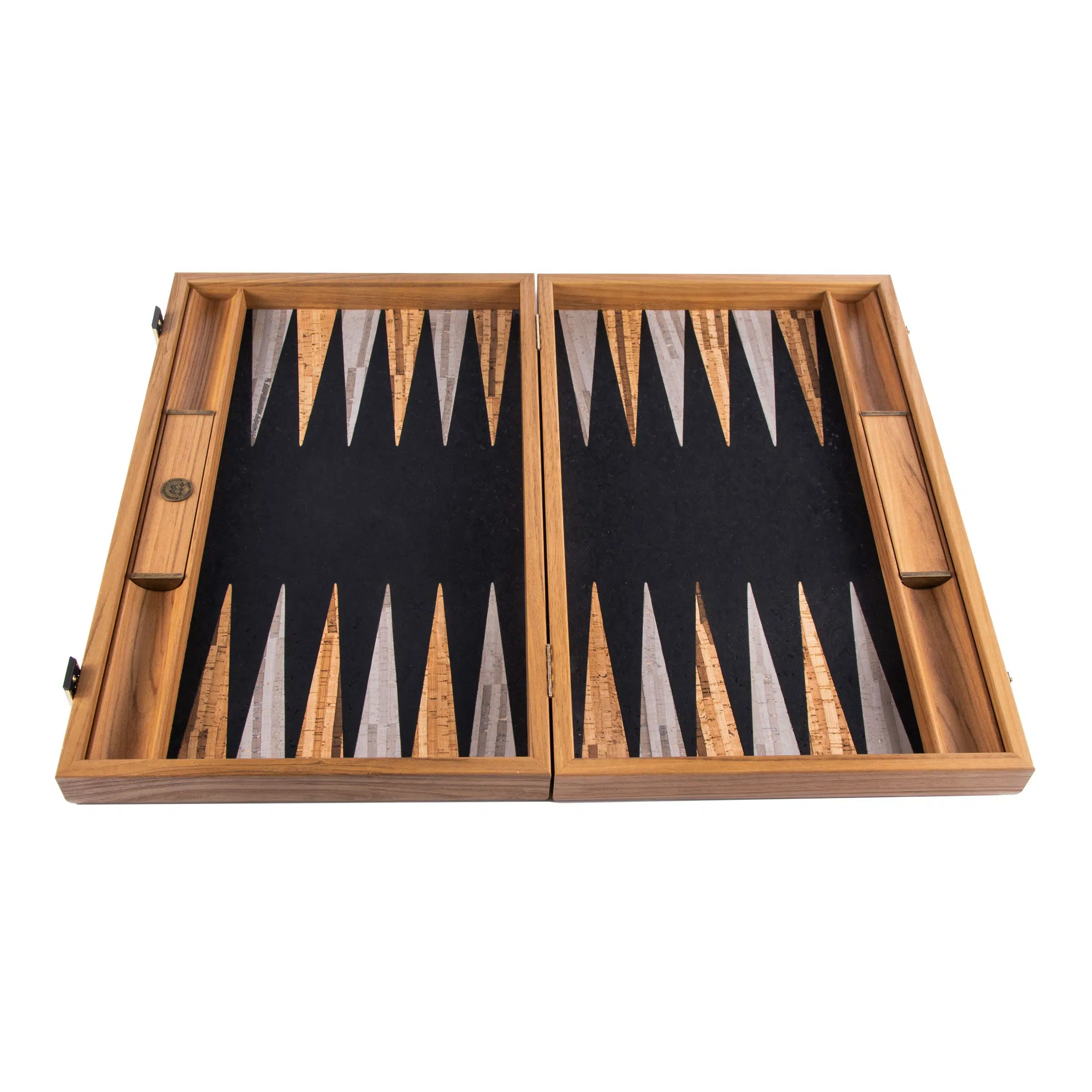 Vue intérieure du plateau de backgammon avec pions chêne sur fond noir
