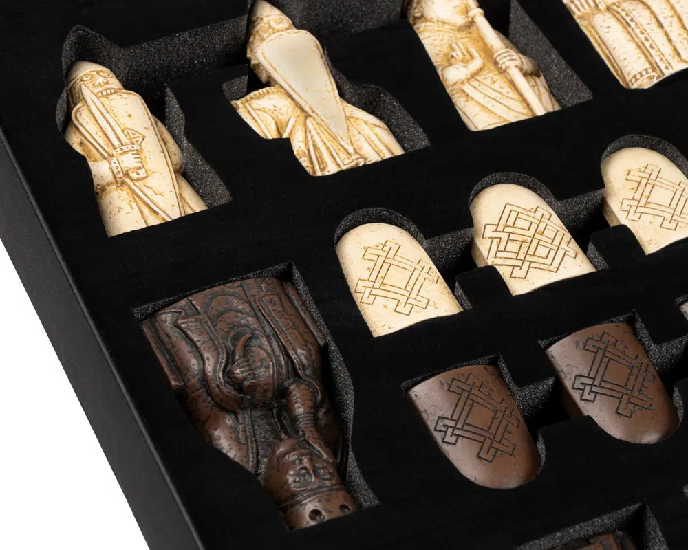 Vue rapprochée des pièces du jeu d'échecs Île de Lewis, finition précise et détaillée - Le Palais Des Echecs