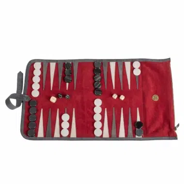Plateau de backgammon déplié avec tous les pions et dés en place - Le Palais Des Echecs