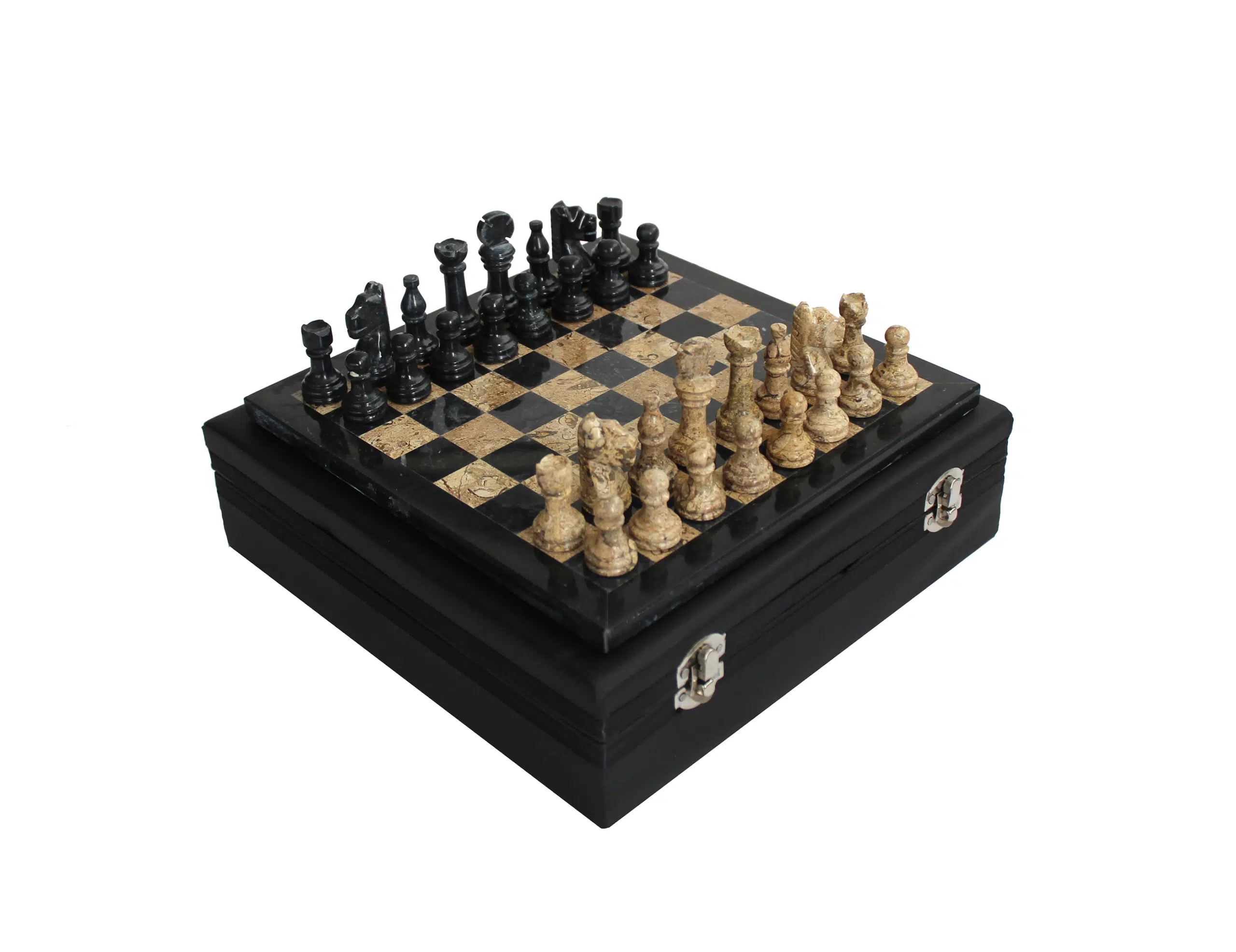 Jeu d’échecs en marbre noir et beige dans son coffret de rangement
