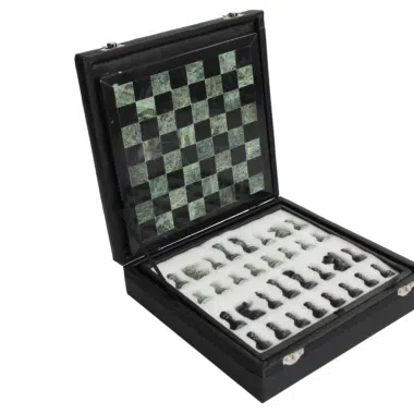 Jeu d’échecs en marbre noir et vert sur échiquier de 23 cm