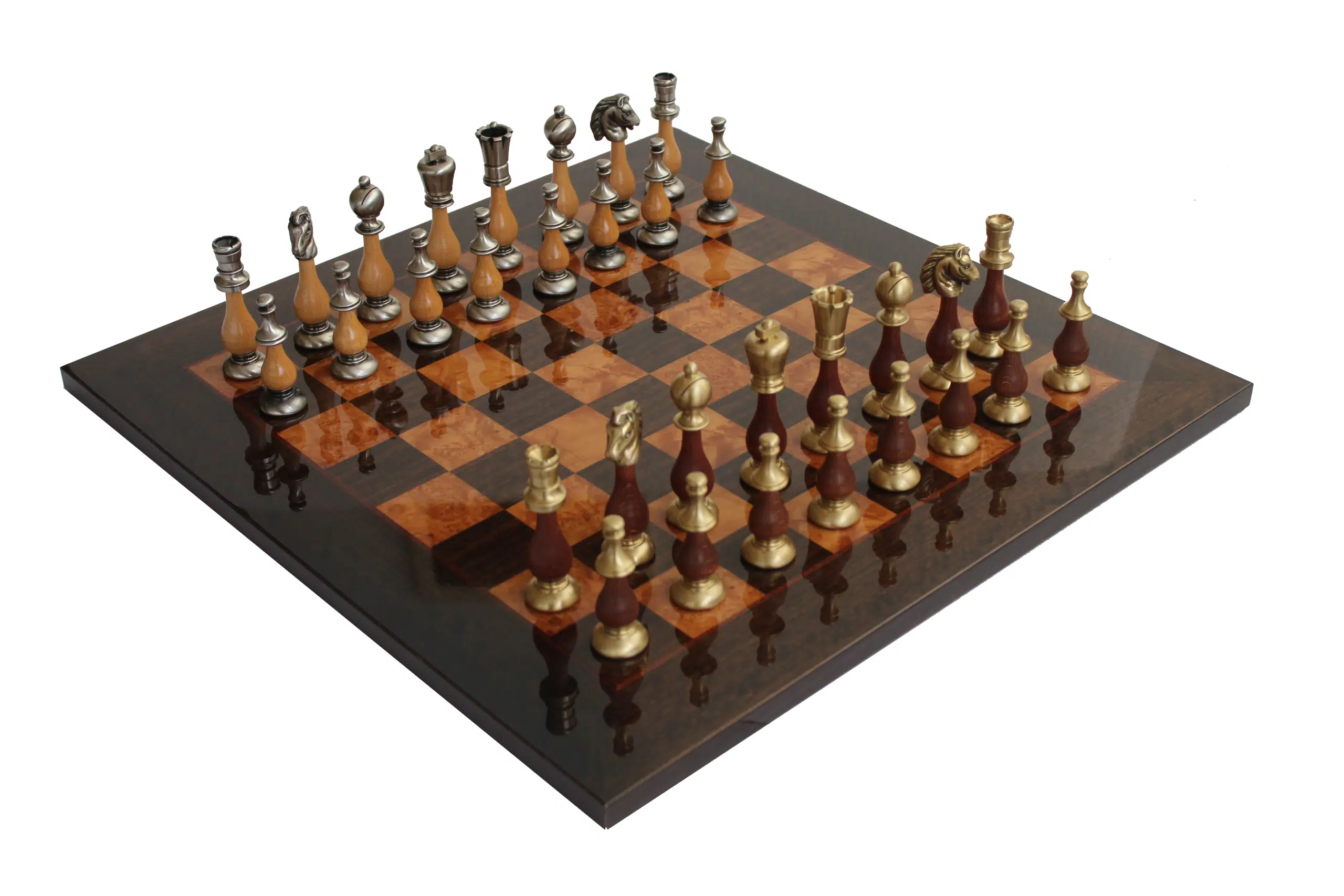 Jeu d'échecs complet en laiton et bois sur échiquier brillant en érable et bruyère 51c