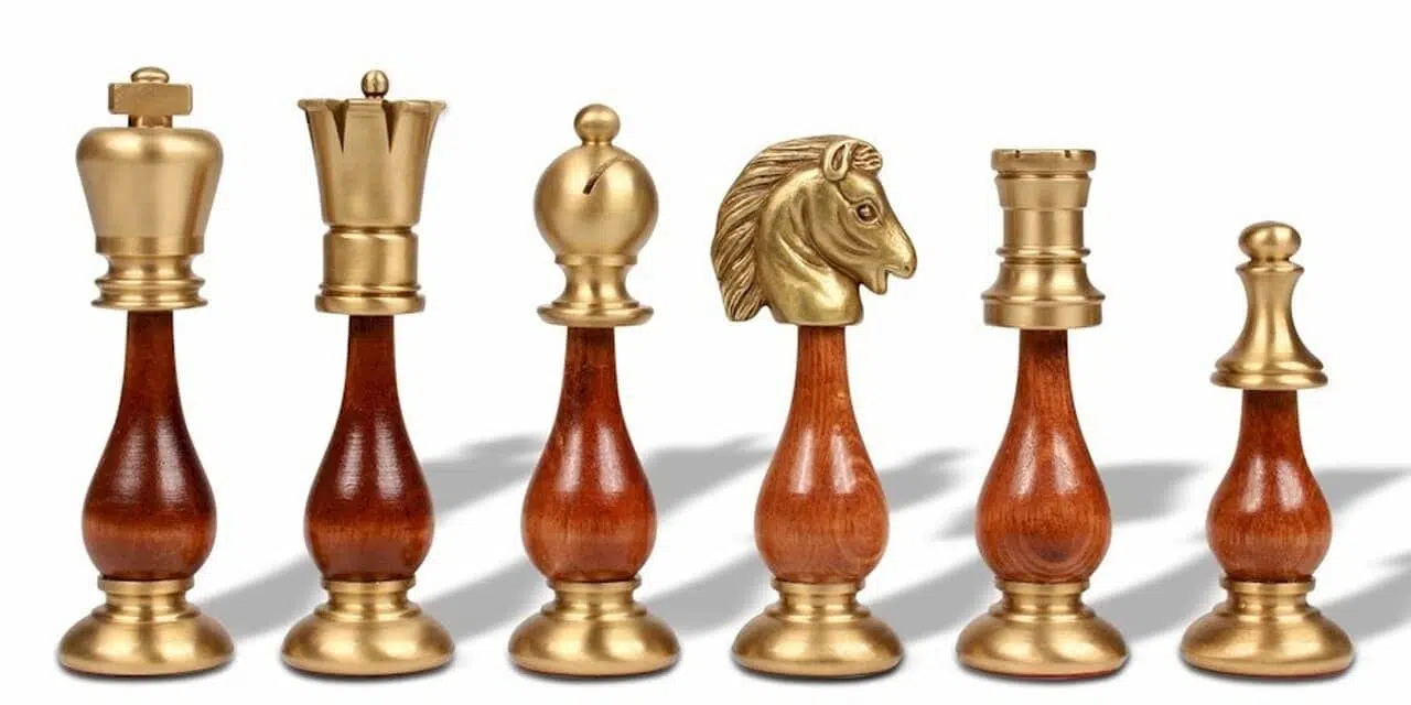 Pièces d'échecs dorées en laiton et bois ambré sculptées