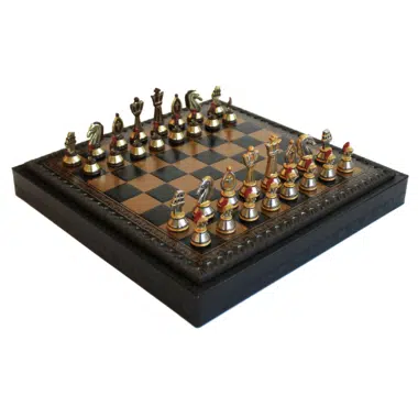 Vue globale de l'échiquier coffret en similicuir noir 28x28 cm avec les pièces romaines en métal installées