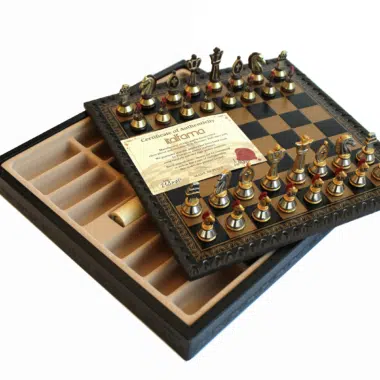Coffret d'échecs ouvert montrant le plateau en similicuir noir et le compartiment de rangement intérieur pour les pièces romaines