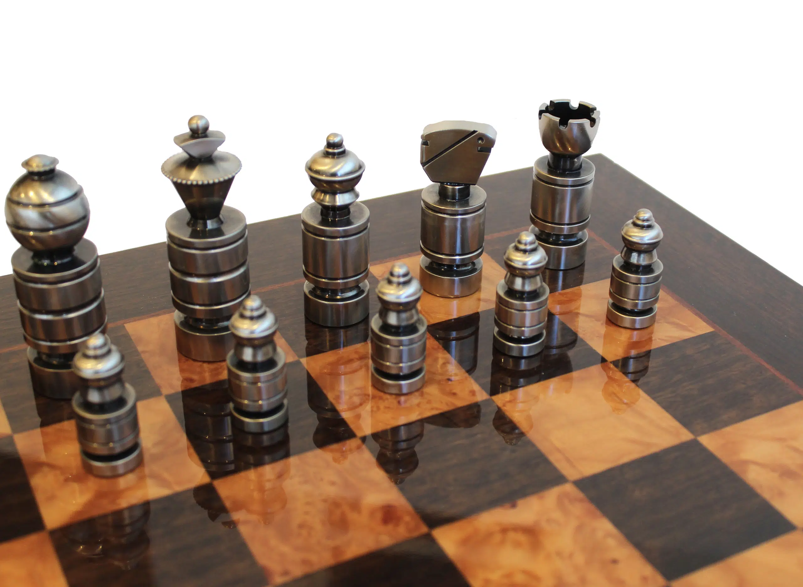 Focus sur les pièces d'échecs en laiton patiné bronze et nickel au design géométrique