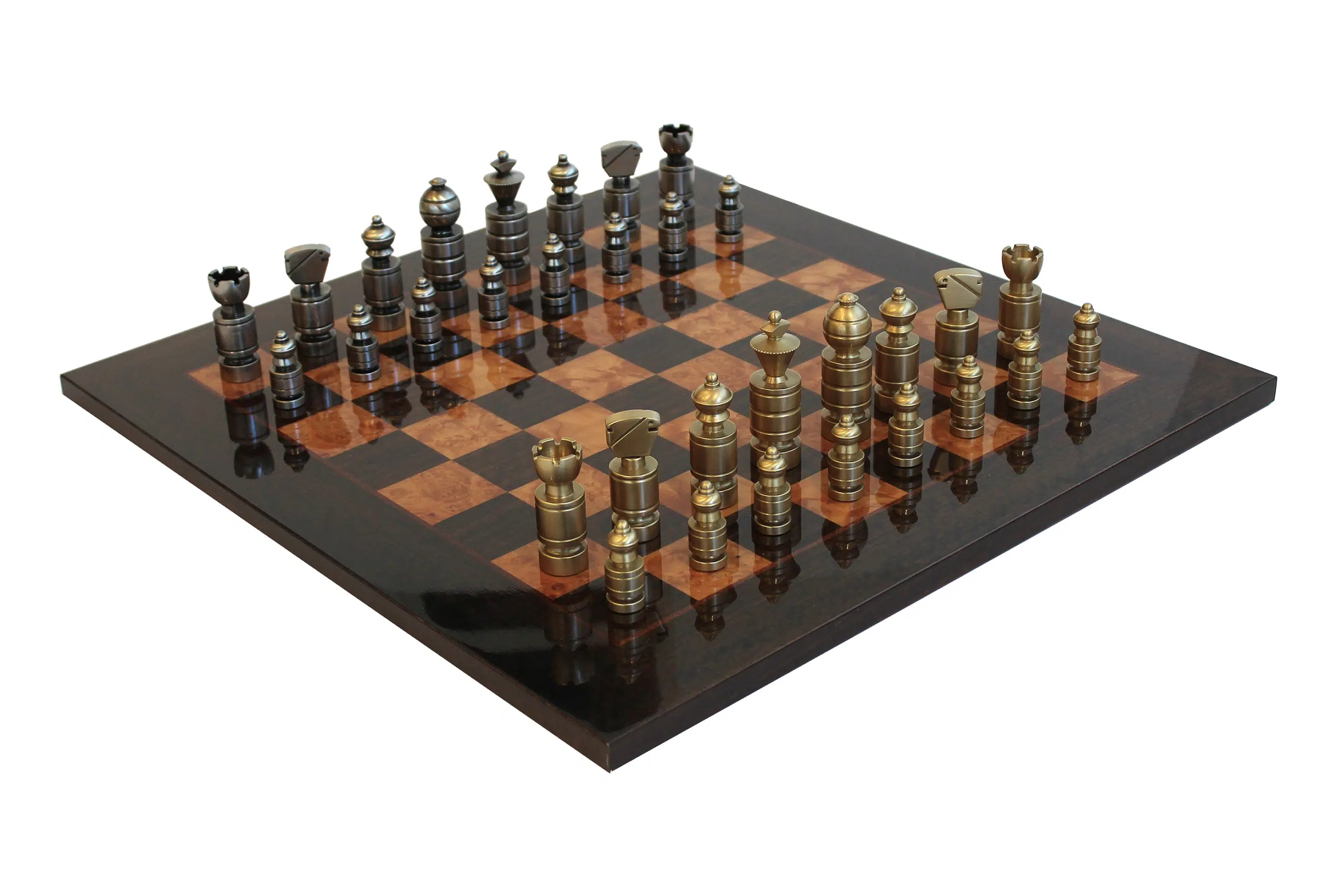 Vue d'ensemble du jeu d'échecs moderne en laiton massif sur échiquier brillant érable et bruyère 51cm