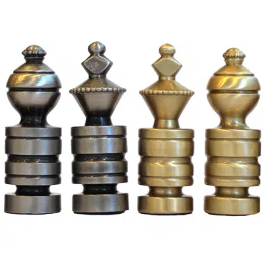 Alignement des pièces d'échecs modernes en laiton massif montrant le design minimaliste et la hauteur du roi de 5,7 cm