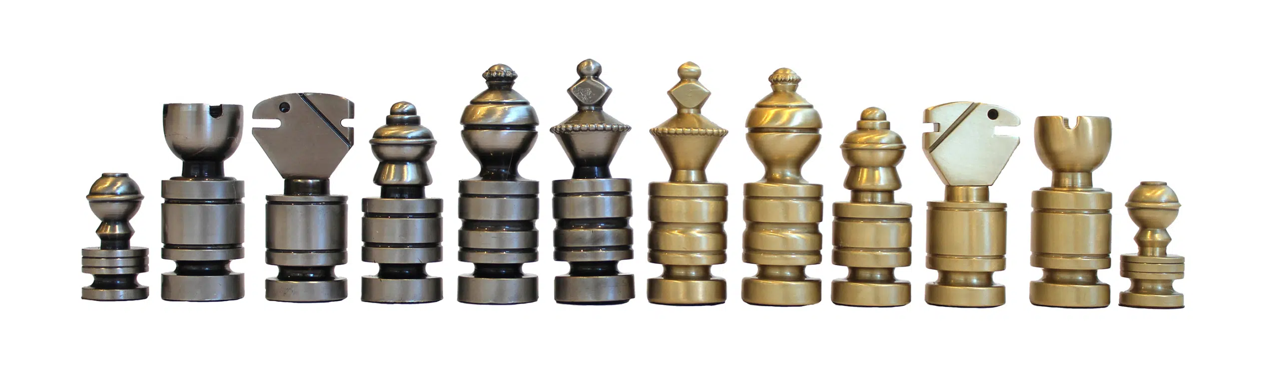 Alignement des pièces d'échecs modernes en laiton massif montrant le design minimaliste et la hauteur du roi de 5,7 cm