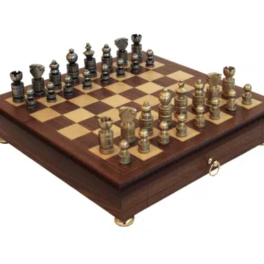 Vue d'ensemble du jeu d'échecs moderne avec pièces en laiton massif sur échiquier en bois d'acajou avec tiroir