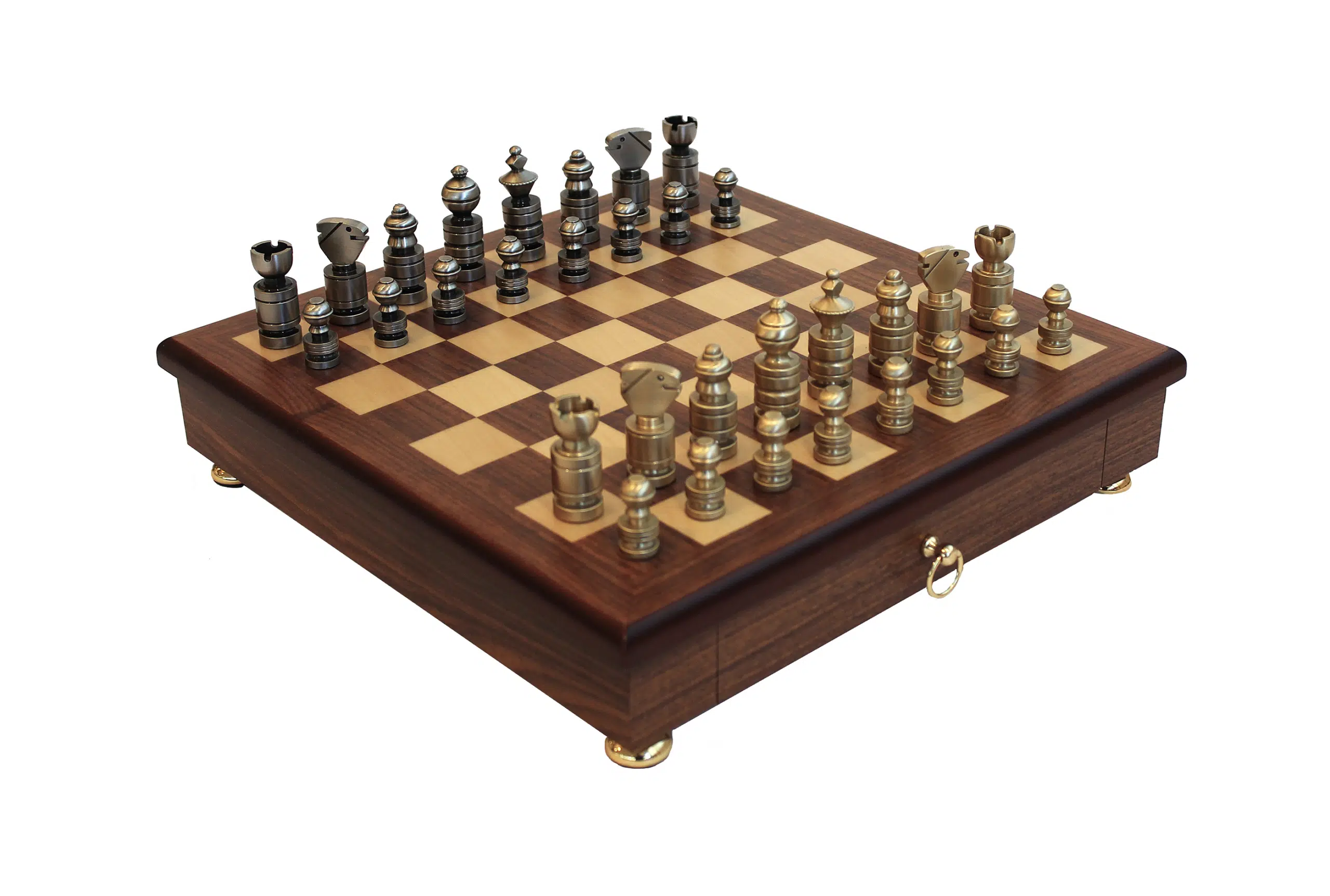 Vue d'ensemble du jeu d'échecs moderne avec pièces en laiton massif sur échiquier en bois d'acajou avec tiroir
