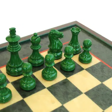 Gros plan sur l'armée de pièces d'échecs vertes laquées brillant avec Roi de 7.6 cm