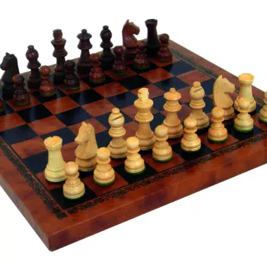 Petit Jeu d'Échecs de Salon : Pièces Staunton en Bois d'Acacia Lestées Roi 5 cm & Échiquier Similicuir Noir et Doré 26 x 26 cm