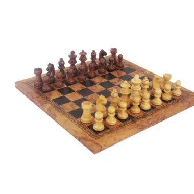 Vue d'ensemble du jeu d'échecs compact avec pièces en bois d'acacia et échiquier similicuir carte ancienne 26cm