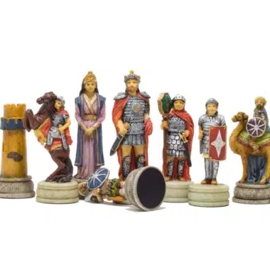 Ensemble des pièces d'échecs historiques peintes à la main avec feutrine de protection sous le socle