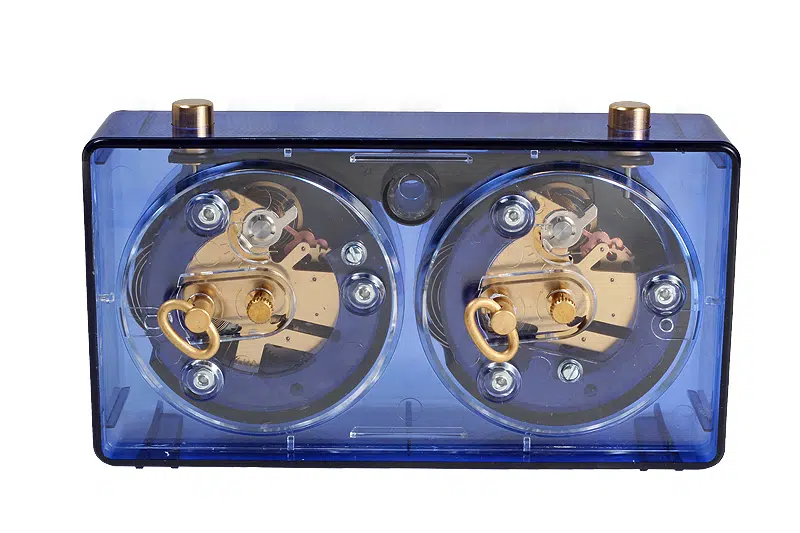 Mécanisme interne d'une pendule d'échecs bleue transparente, vue détaillée pour passionnés