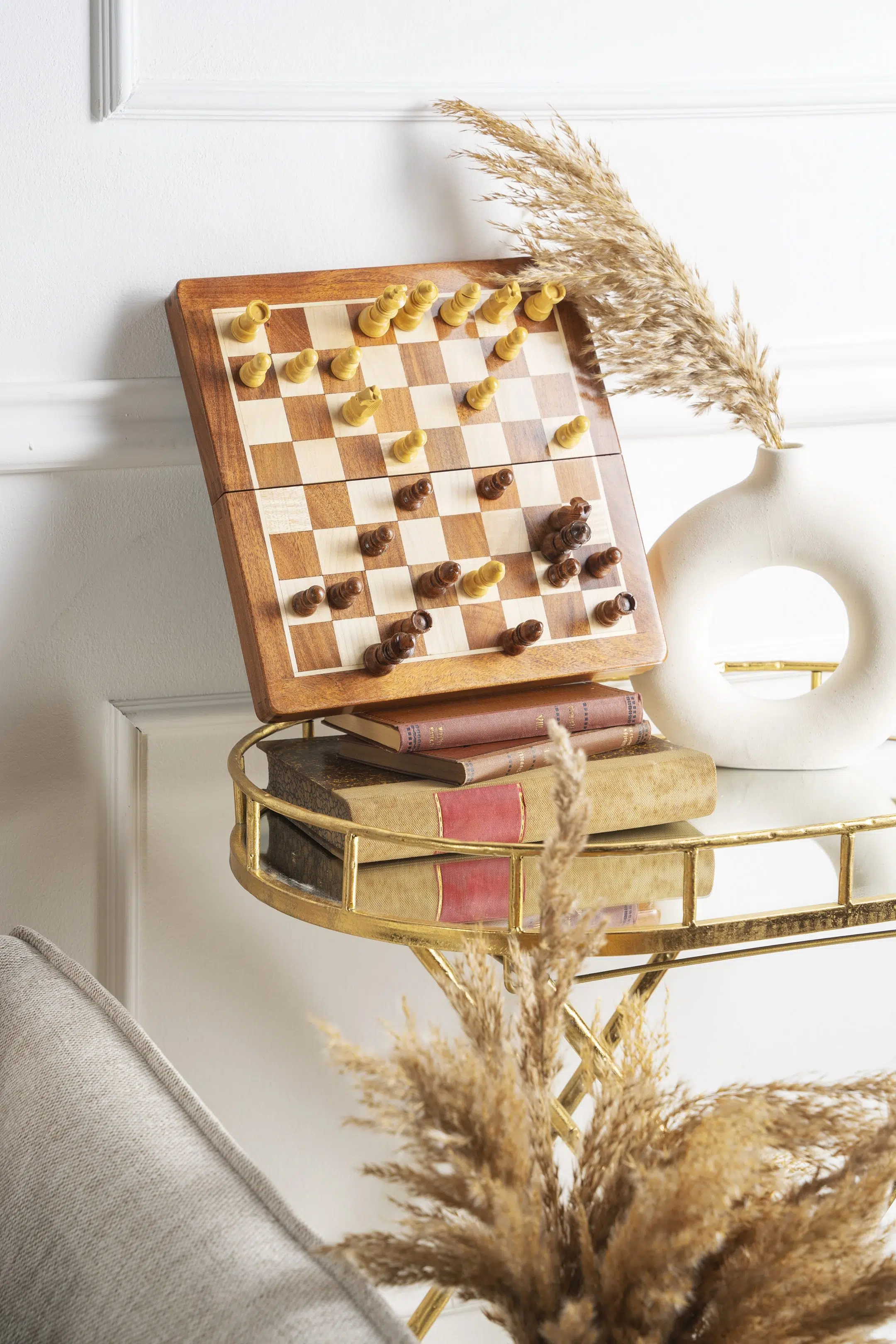 Jeu d'échecs en bois massif avec pièces en action sur une table chic - Le Palais Des Echecs