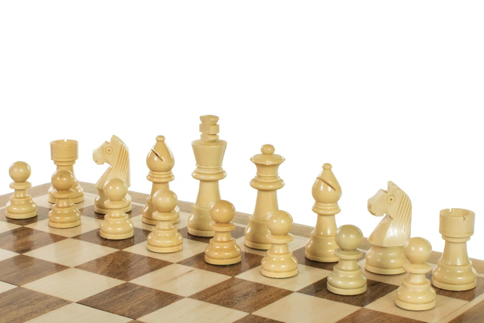 Rangée de pièces en bois blanc sur un plateau d'échecs magnétique, mettant en avant la finition - Le Palais Des Echecs