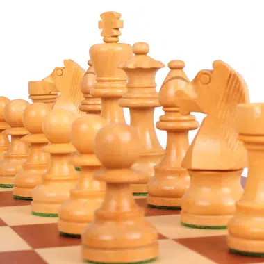 Plan rapproché des pièces blanches classiquement stylisées, évoquant l'excellence du jeu d'Échecs