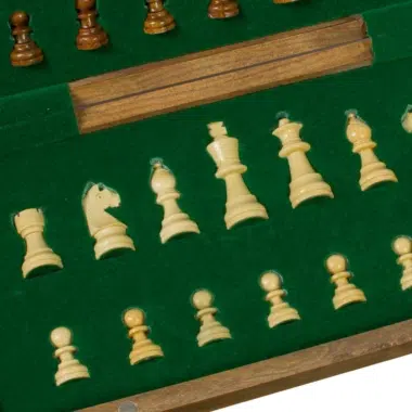 Détails des pièces du jeu d'échecs en bois sur un fond vert en velours, parfaitement disposées - Le Palais Des Echecs