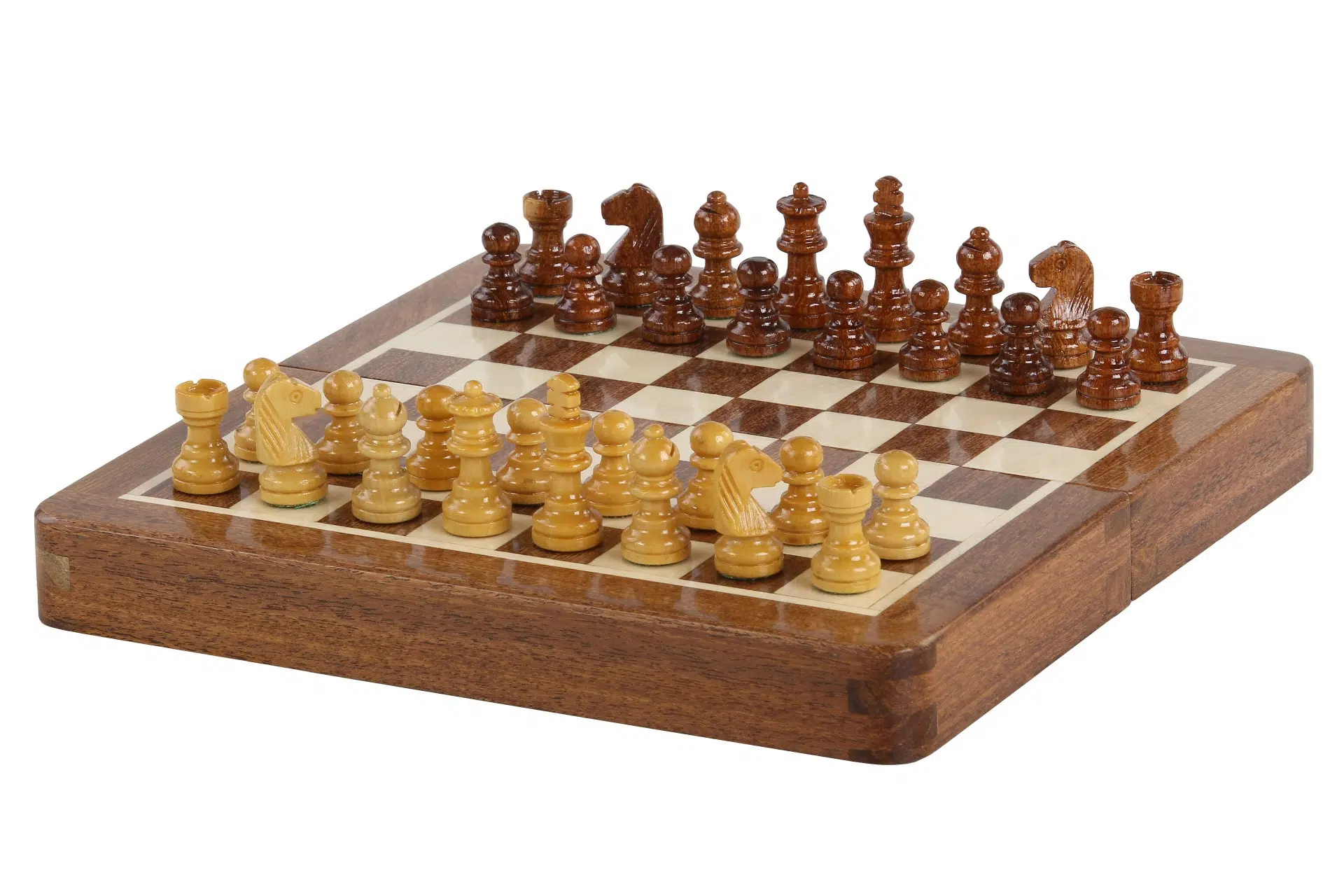 Jeu d'échecs magnétique en bois massif avec pièces bien disposées, vu de côté