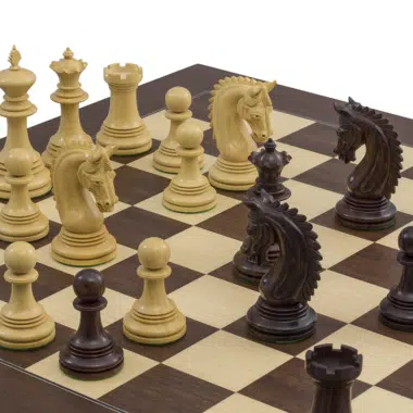 Partie en cours avec pièces blanches et noires sur le jeu d'échecs Lemington - Le Palais Des Echecs